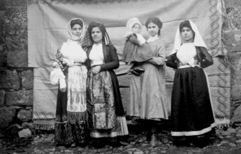 Le sorelle Grazietta (1887-1962) – la prima da sinistra, con l’amica Maddalena Deriu –, Teresina (1895-1976) ed Emma (1889-1920), Casa Museo Antonio Gramsci di Ghilarza.