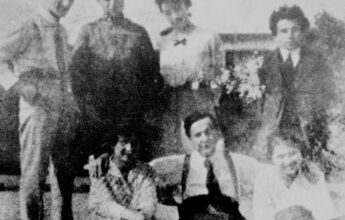 La redazione del «Grido del popolo» sul terrazzo dell’Associazione generale operaia nel luglio del 1916. Il direttore Giuseppe Bianchi, richiamato sotto le armi, è in divisa, alla sua destra Mario Guarneri e alla estrema sinistra Gramsci; in basso, seduto, Ottavio Pastore. Insieme a loro tre compagne che lavorano nel palazzo. Gli stessi redattori curano anche la pagina torinese dell’«Avanti!». Fino al maggio del 1916 la rubrica Sotto la mole è stata curata sia da Gramsci che da Bianchi. Fondazione Gramsci, Archivio fotografico del Partito comunista italiano, Roma.